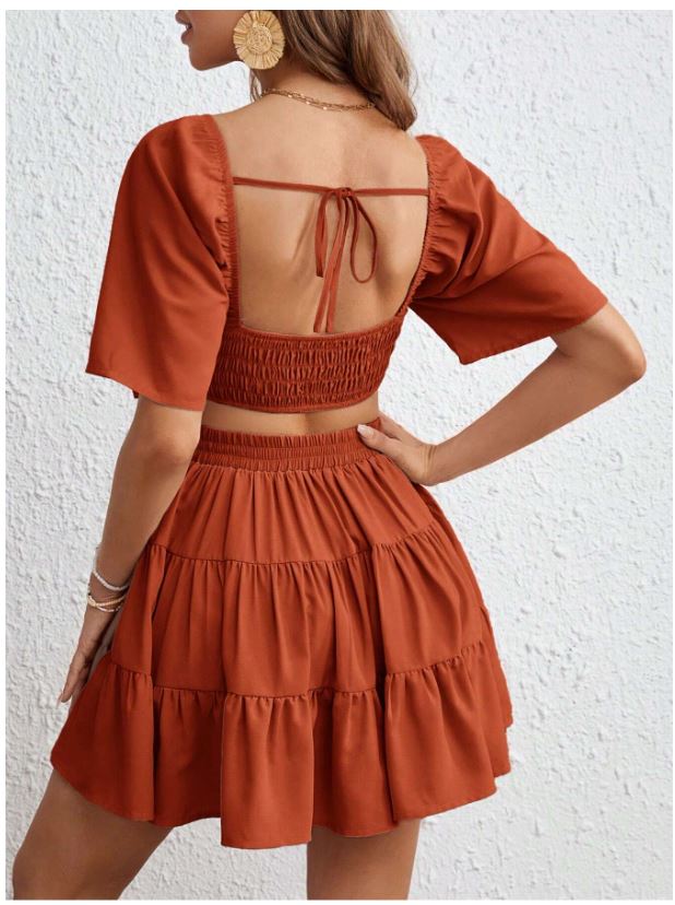 Robe décontractée à col carré et ourlet à volants