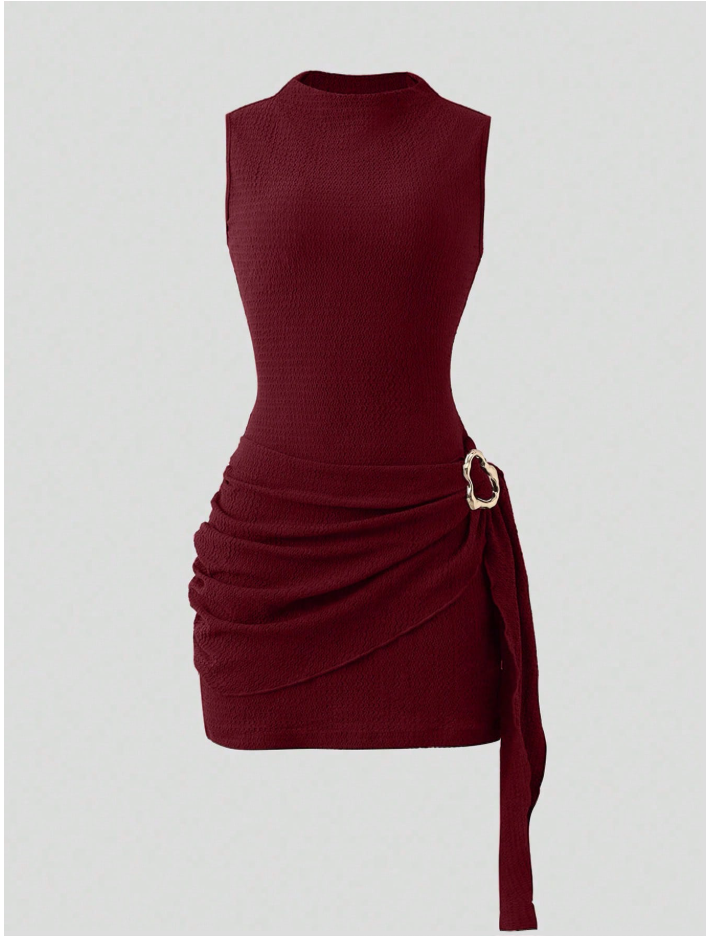 Robe moulante élégante et sexy à col montant, boucle métallique et fronces sans manches,