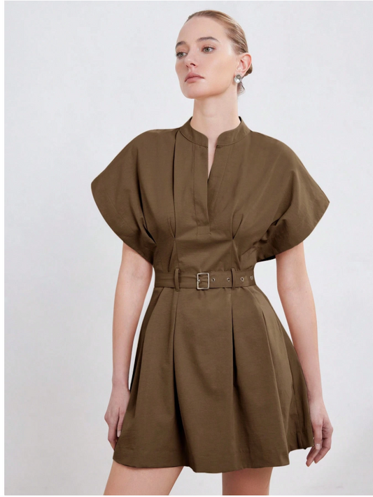 Robe , style minimaliste chic et élégant. Col montant, coupe ample plissée et évasée, taille cintrée