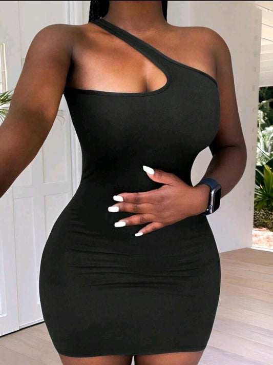 Robe moulante à col asymétrique